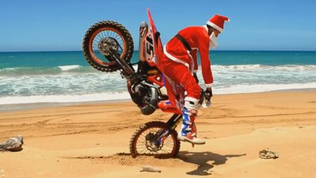 Autre que le traîneau et les rennes, le Père Noël vient rouler avec l'enduro