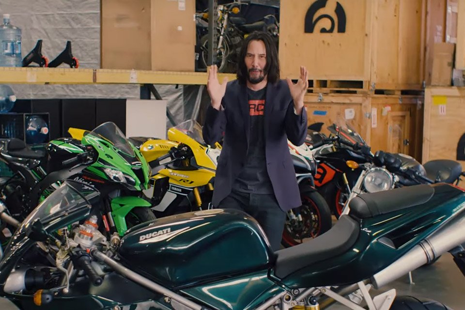 Keanu Reeves : un vrai geek avec un garage de rêve – VIDEO Keanu Reeves : un vrai geek avec un garage de rêve - VIDEO