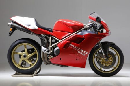 Utilisé pour quelques-uns : l'un des très rares SPA Ducati 916 mis aux enchères