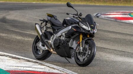 Aprilia Tuono V4 Factory Ultra Dark 2022 : voici les premières images