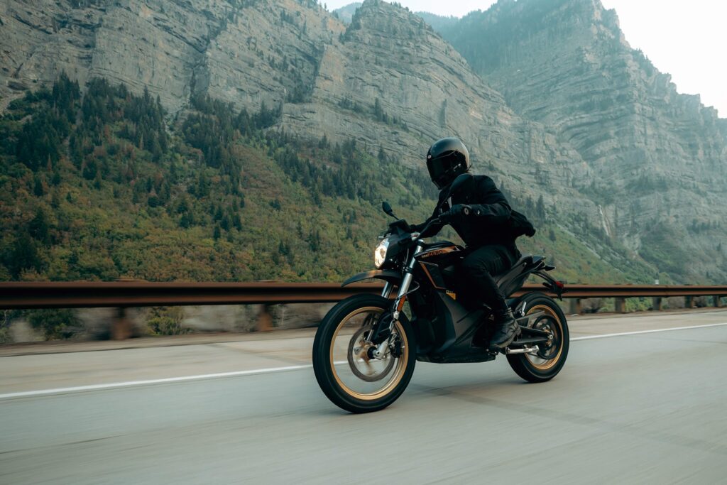 Code de la route 2022 : avec la 125 sur autoroute ? Seulement si c’est électrique Ritratto di Fabio Caliendo