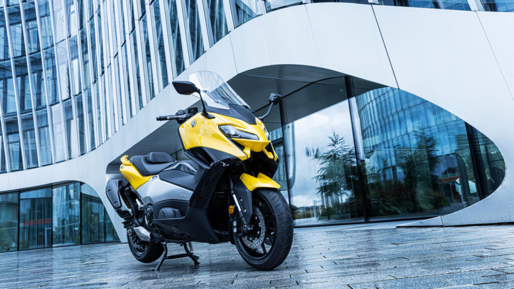 Vers l’essai : Yamaha TMAX 2022, le maxi-scooter devient super-tech Ritratto di GPone