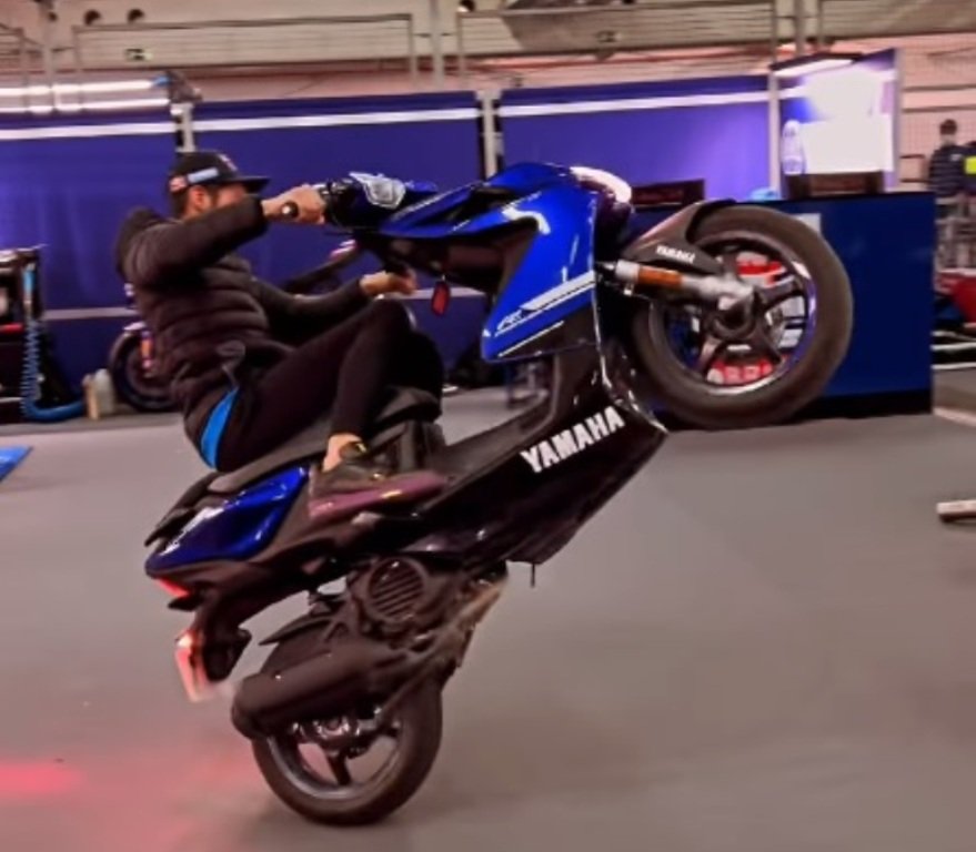 SBK, Aragon : Toprak sème la panique dans le garage Yamaha sur une roue ! Ritratto di Riccardo Gugliemetti