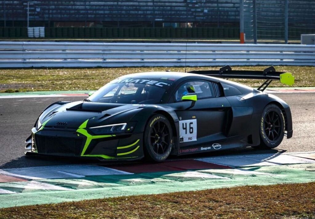 PHOTO – Valentino Rossi revient dans “son” Misano : en piste avec l’Audi R8 Ritratto di GPone