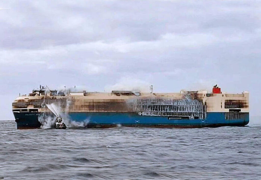 Felicity Ace: navire avec Porsche, Bentley et Lamborghini à bord coulé Ritratto di GPone