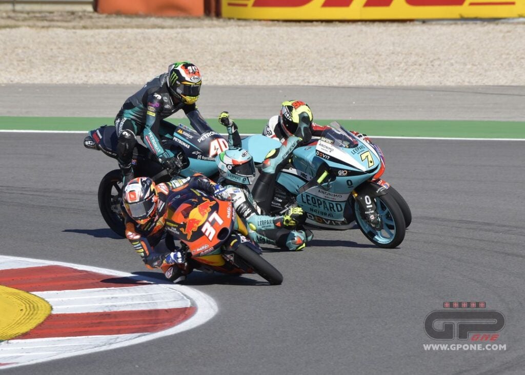 Moto3, mise à jour électronique pour avertir les pilotes en cas d’accident Ritratto di GPone
