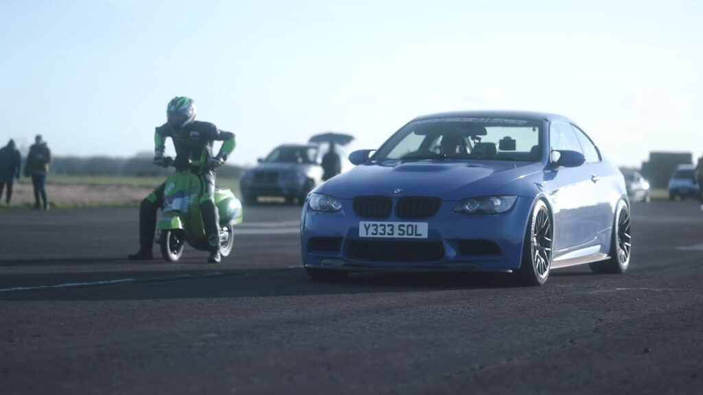 Vespa Vs BMW M3 : la course de dragsters la plus folle du monde ? Vespa Vs BMW M3 : la course de dragsters la plus folle du monde ?