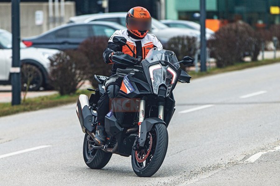 KTM 1290 Super Adventure : “espionné” la version avec le 17″ avant Ritratto di GPone