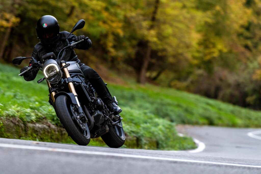 Vers le test : Benelli Leoncino 800, évolution moderne-classique Ritratto di Luca Sabatini