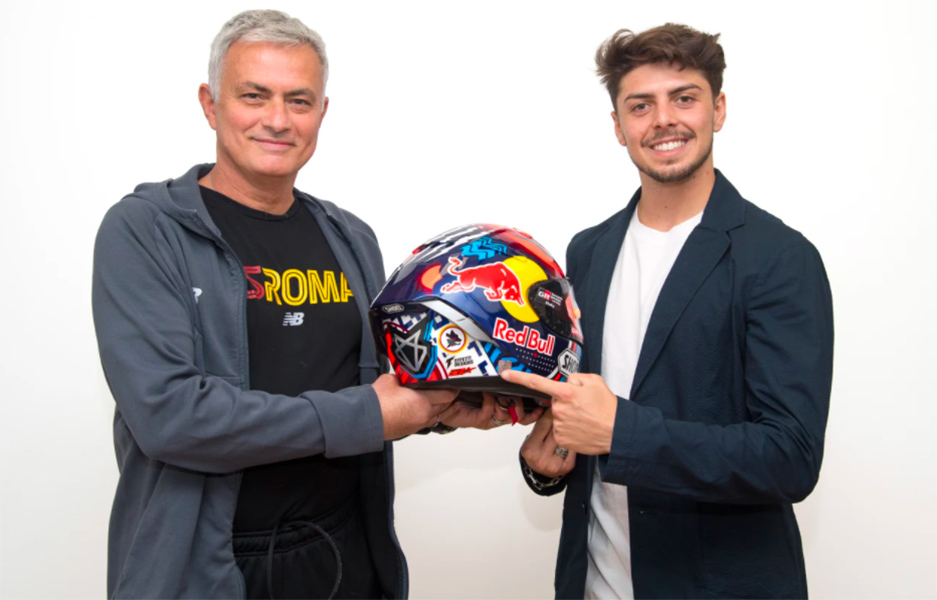 Di Giannantonio emmène l’AS Roma en MotoGP : le Lupetto sur le casque de Diggia Ritratto di GPone