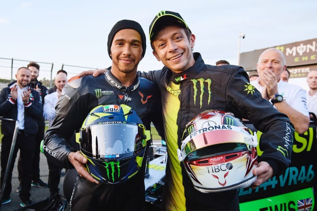 MotoGP, Rossi et Hamilton face à face : “Être pilote” demain sur YouTube MotoGP, Rossi et Hamilton face à face : "Être pilote" demain sur YouTube