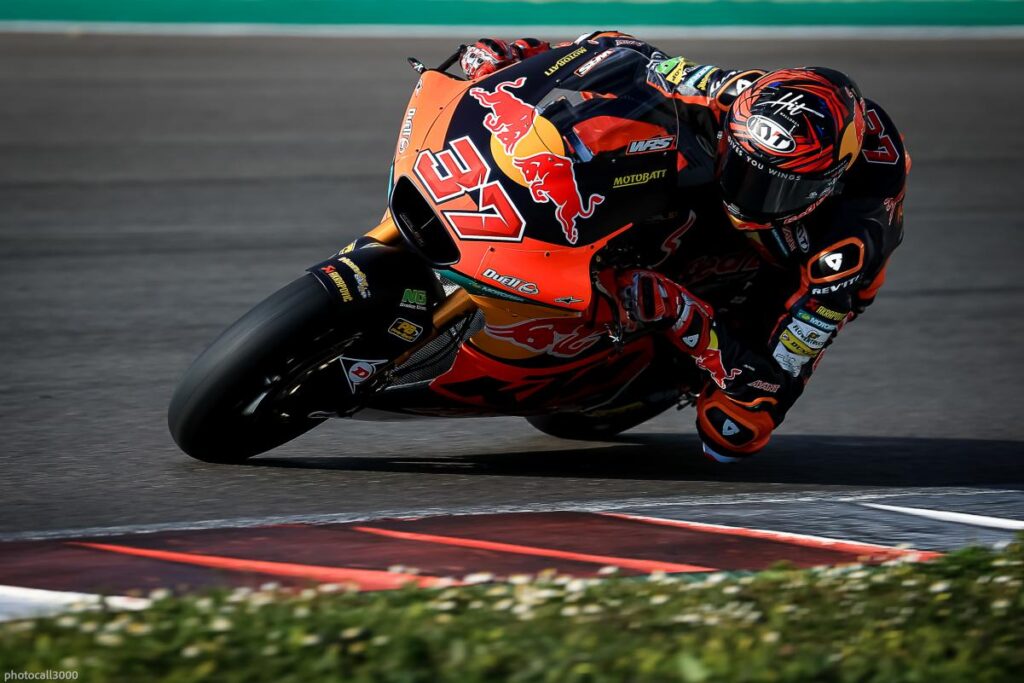 Moto2, Losail: Acosta sort au grand jour, mais FP2 appartient à Fernandez Ritratto di Riccardo Gugliemetti