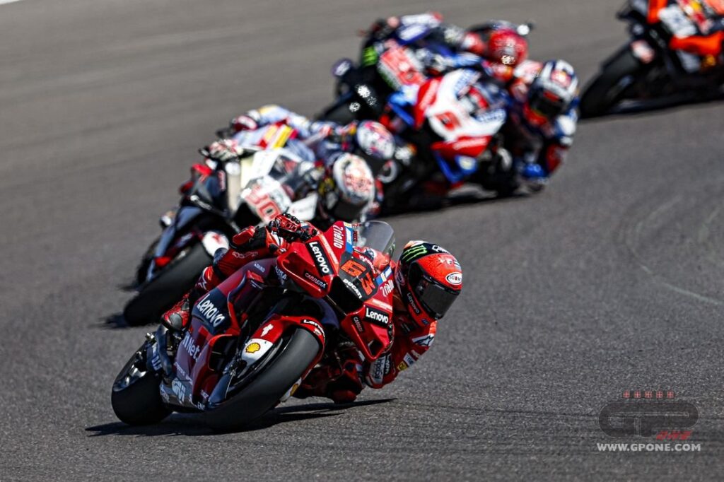MotoGP, Pecco Bagnaia : “J’avais besoin d’une course comme celle-ci, j’ai retrouvé confiance” Ritratto di Matteo Aglio