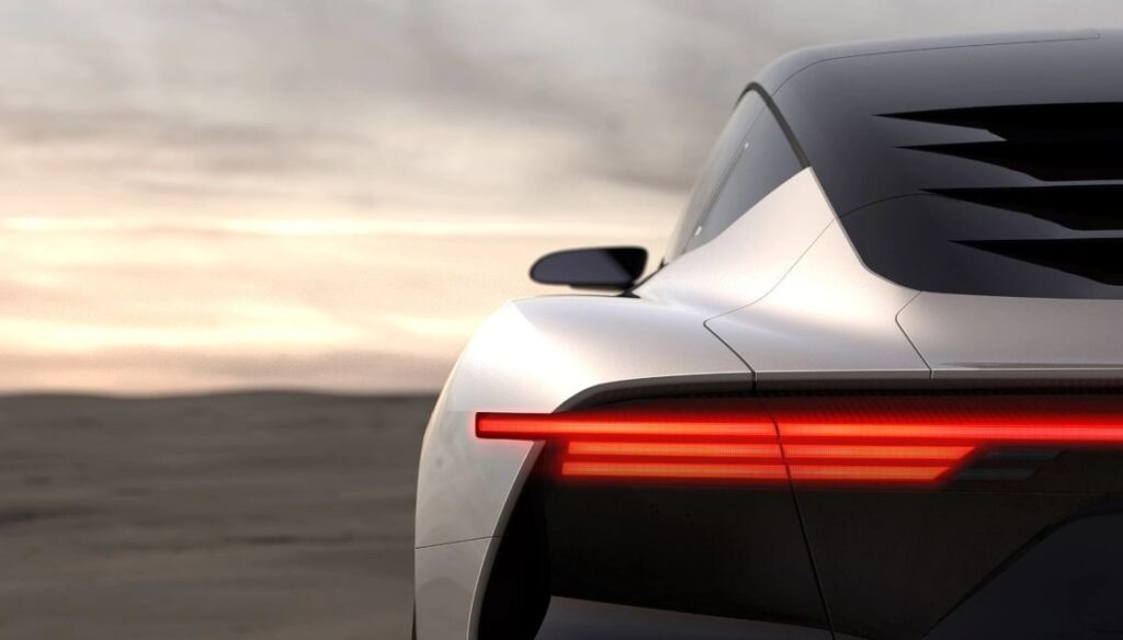 DeLorean : le retour (vers le futur) du mythe est proche. La première image Ritratto di Fabio Caliendo