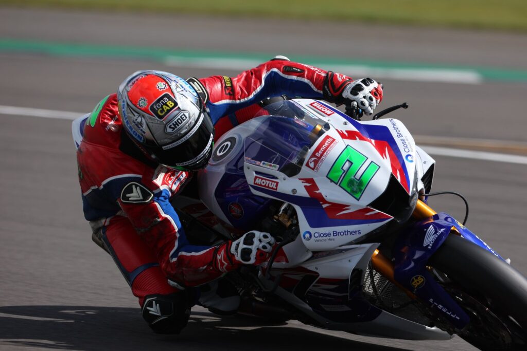 Superlatif SBK, Irwin et Honda en BSB : pole position à Silverstone, Sykes 12e Ritratto di Andrea Periccioli