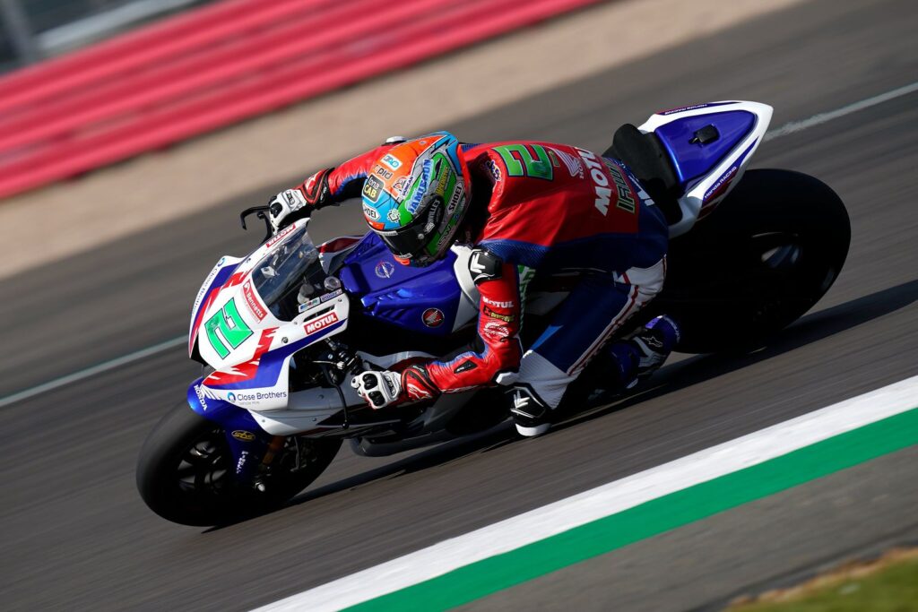 SBK, samedi parfait pour Irwin et Honda en BSB : après la pole, voici la victoire ! Ritratto di Andrea Periccioli