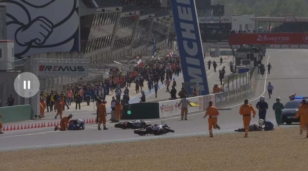 SBK, 24 Heures du Mans : accident entre Bradley Smith et Christophe Seigneur SBK, 24 Heures du Mans : accident entre Bradley Smith et Christophe Seigneur