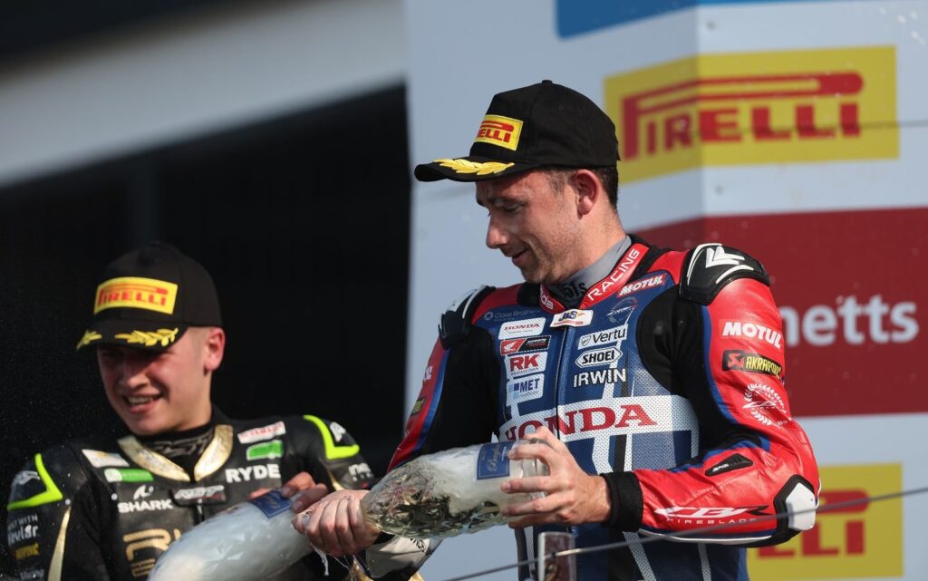 SBK, quel gâchis Ray ! Il tombe et donne un doublé à Irwin au BSB Ritratto di Andrea Periccioli