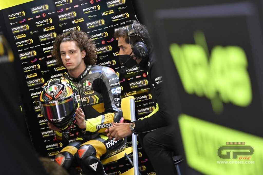 Bezzecchi : “Le MotoGP est bien plus fun que le Moto2 sur le mouillé !” Ritratto di Andrea Scalera