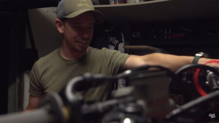 MotoGP, VIDEO - Casey Stoner est de retour en selle après six ans, et il est spectaculaire