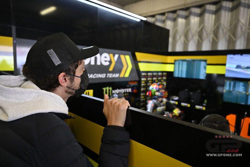 MotoGP, PHOTOS – Valentino Rossi « jette un coup d’œil » dans son garage et épaule Marini Ritratto di GPone