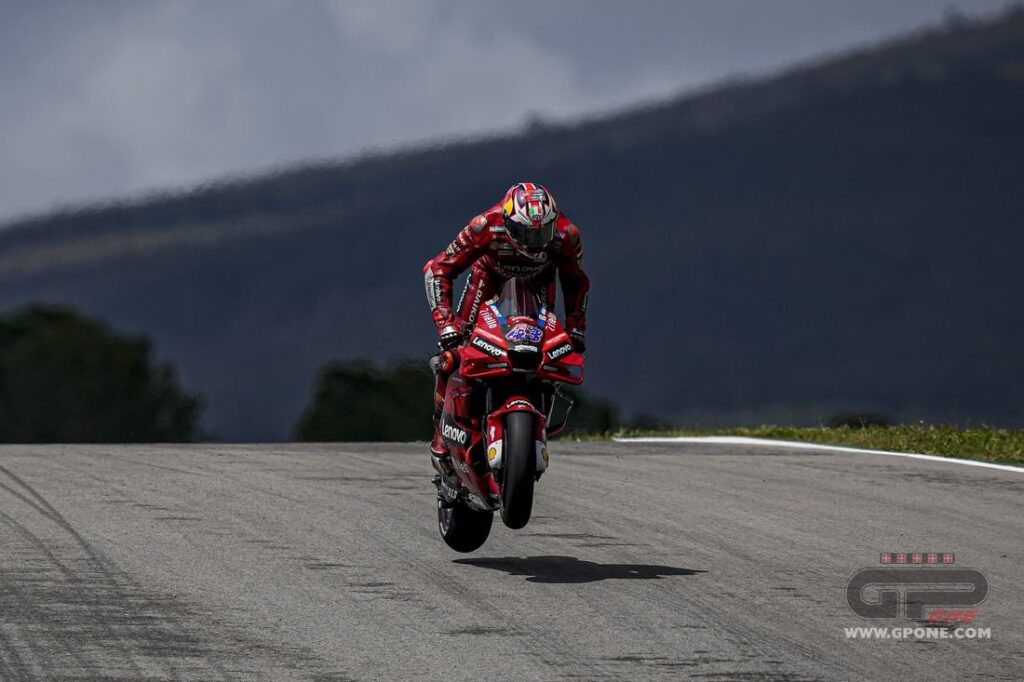 MotoGP, Miller : “Bagnaia ? Pas besoin d’être impatient avec les slicks sur le mouillé” Ritratto di Matteo Aglio