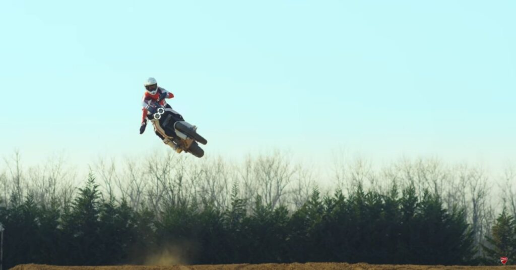Ducati DesertX : Antoine Meo l’a “maltraitée” sur une piste croisée – VIDEO Ducati DesertX : Antoine Meo l'a "maltraitée" sur une piste croisée - VIDEO