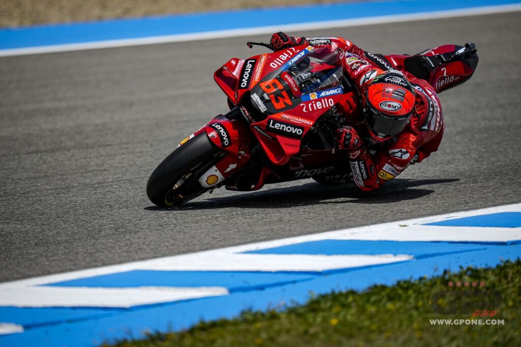 MotoGP, Bagnaia : “La douleur à l’épaule est gérable, ça ne me limite pas à rouler” Ritratto di Matteo Aglio