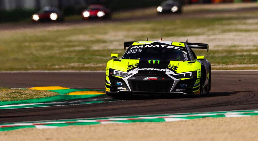 Valentino Rossi part 17e aujourd’hui à Brands Hatch, pole Ferrari Ritratto di GPone