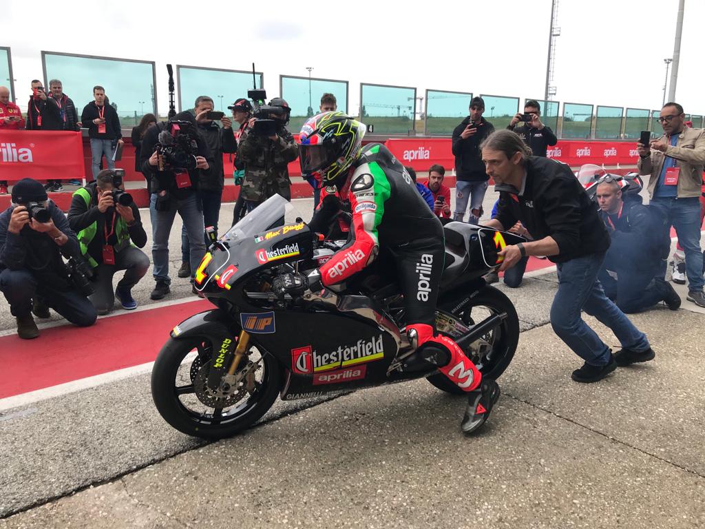 Retour vers le passé : Max Biaggi en piste avec l’Aprilia 250 à Misano ! Ritratto di Riccardo Gugliemetti