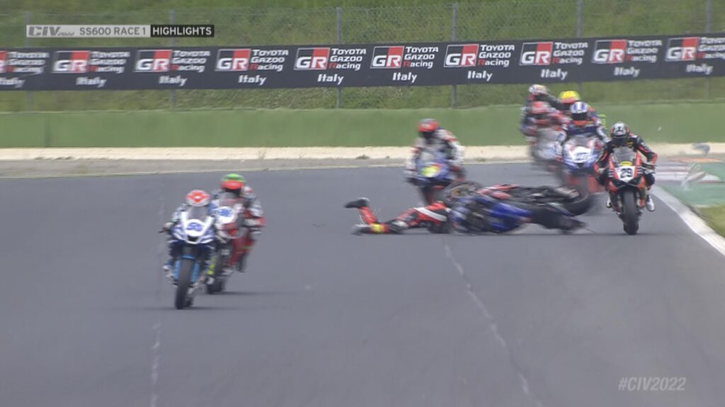 SBK, SS 600 : Peur pour Mercandelli à Vallelunga : il chute et risque de se faire écraser SBK, SS 600 : Peur pour Mercandelli à Vallelunga : il chute et risque de se faire écraser
