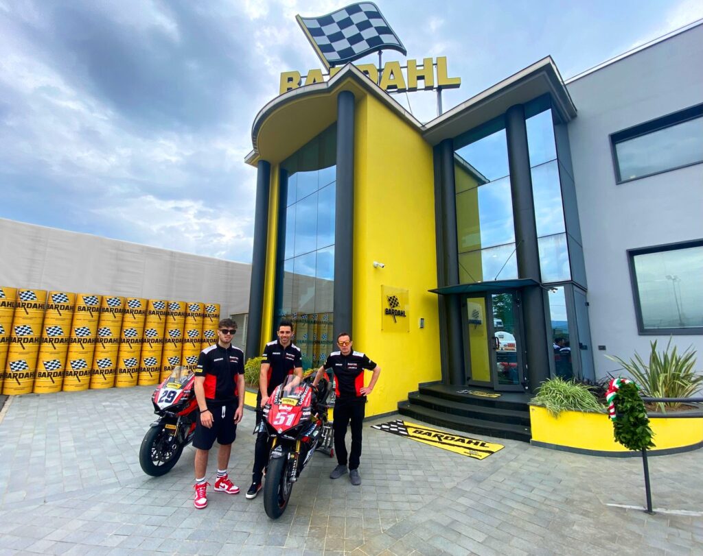 SBK, Michele Pirro et Barni après le doublé de Vallelunga en visite à Bardahl Ritratto di GPone