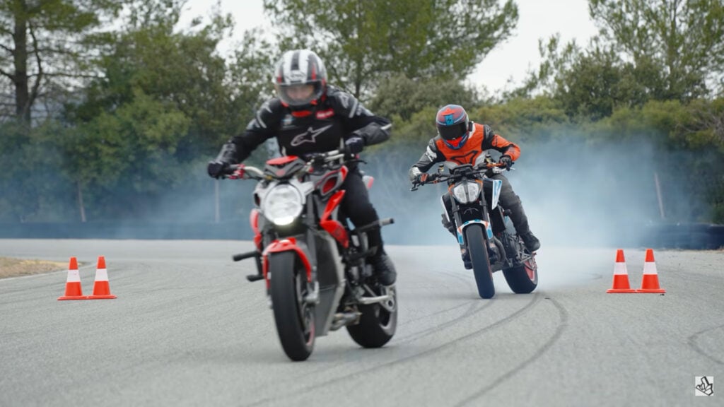 KTM 890 Duke R vs MV Agusta Brutale 800 RR : bataille de drift ! KTM 890 Duke R vs MV Agusta Brutale 800 RR : bataille de drift !