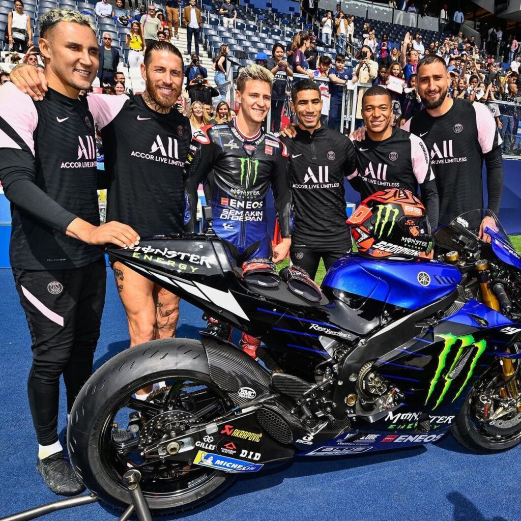 MotoGP, Quartararo avec la Yamaha M1 au stade du PSG avec Mbappé et Neymar Ritratto di GPone