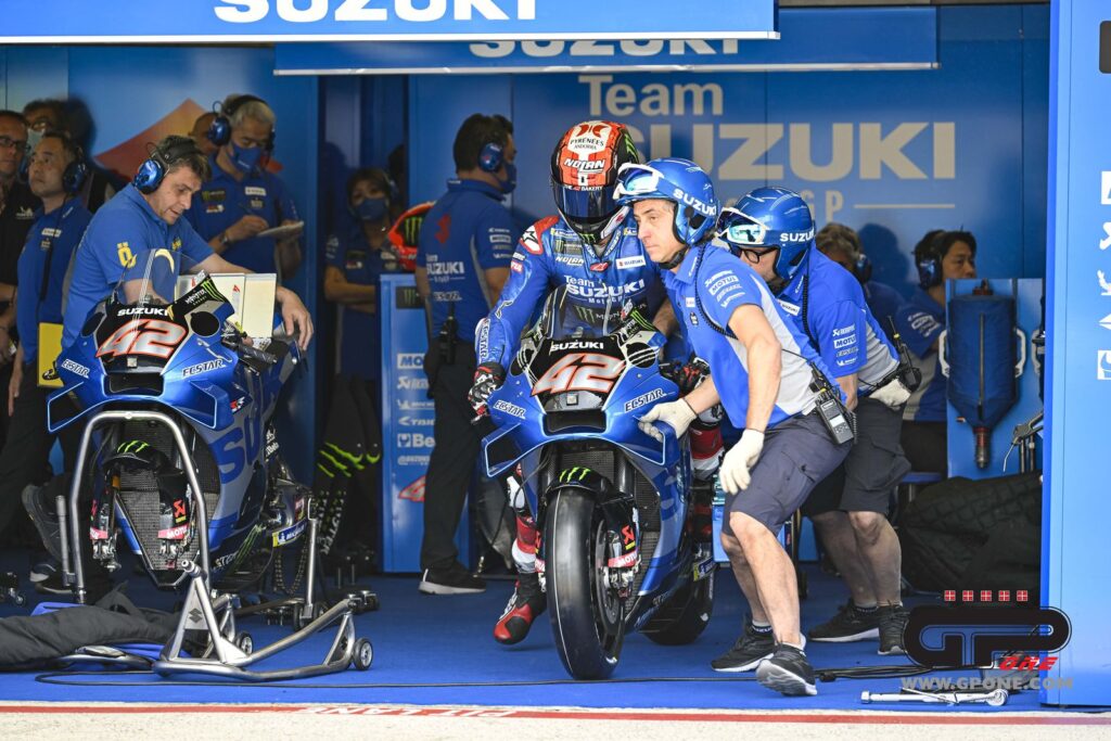 MotoGP, Rins : “la commission de sécurité a parlé de contrats et de licenciements” Ritratto di Andrea Scalera