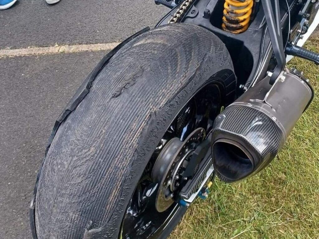 Irwin domine en SBK au North West 200, la controverse Dunlop éclate Ritratto di Andrea Periccioli