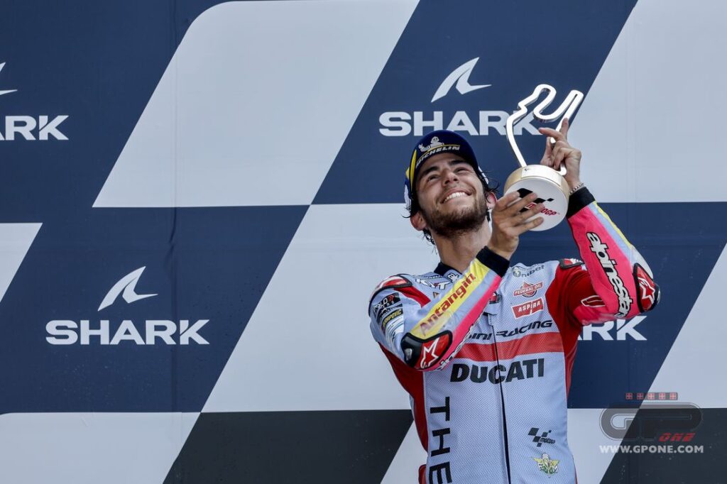 MotoGP, Bastianini : “J’ai gagné avec la tête, j’ai rendu Bagnaia nerveuse” Ritratto di Matteo Aglio