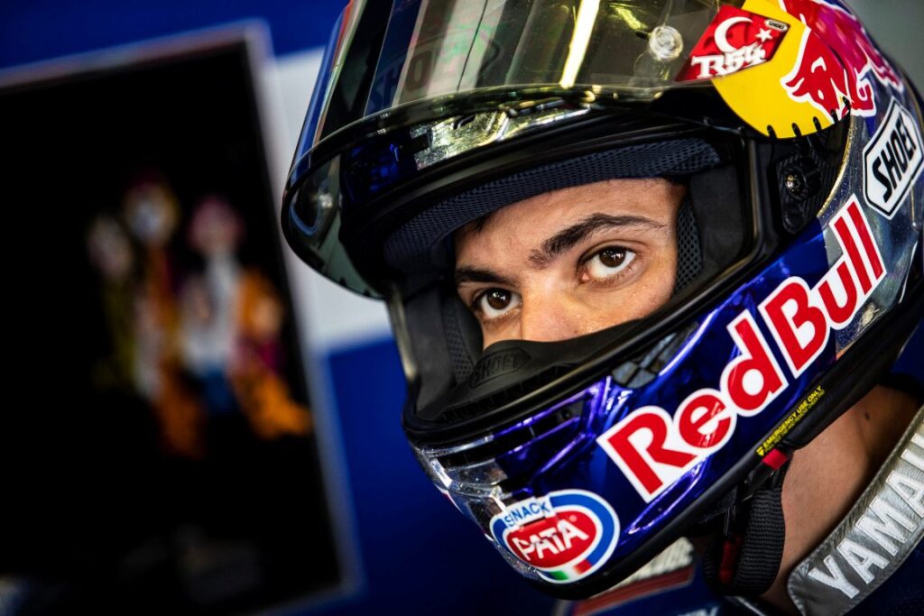 SBK, Toprak, MotoGP et un Rubik’s Cube à résoudre Ritratto di Riccardo Gugliemetti