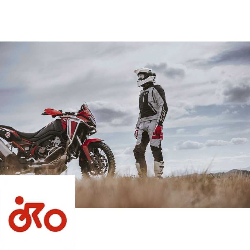 T.UR Three : la tenue des voyageurs et des pilotes de rallye Ritratto di GPone