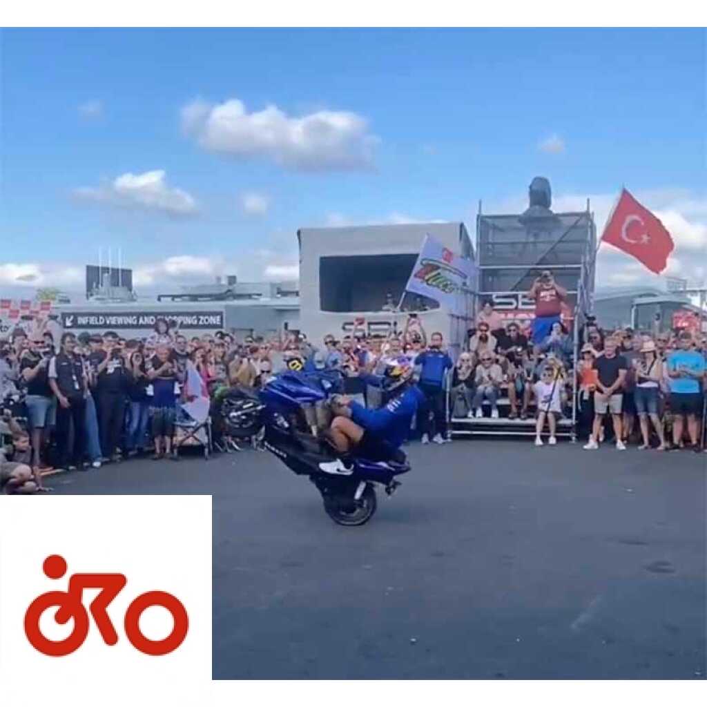 SBK, Toprak Ratzatlioglu stuntmannen op een scooter en in Donington is het delirium Ritratto di GPone