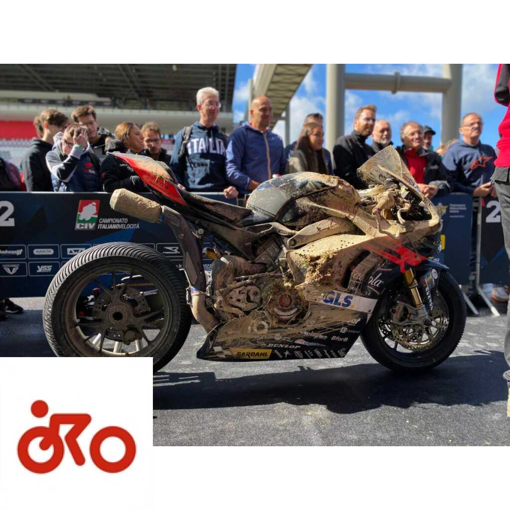 Superbike: Michele Pirro in Mugello mit der Ducati ohne Bremsen und voller Matsch Michele Pirro, Superbike