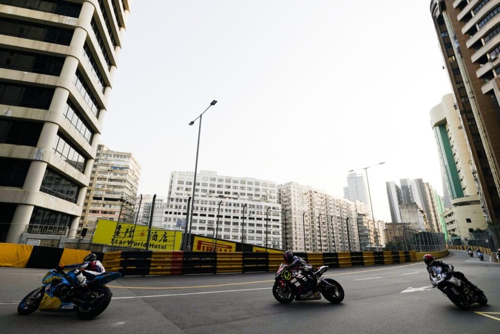 En route pour le GP moto de Macao : premiers essais libres avec le leader de Kostamo Via al GP motociclistico di Macao: prime libere con Kostamo leader