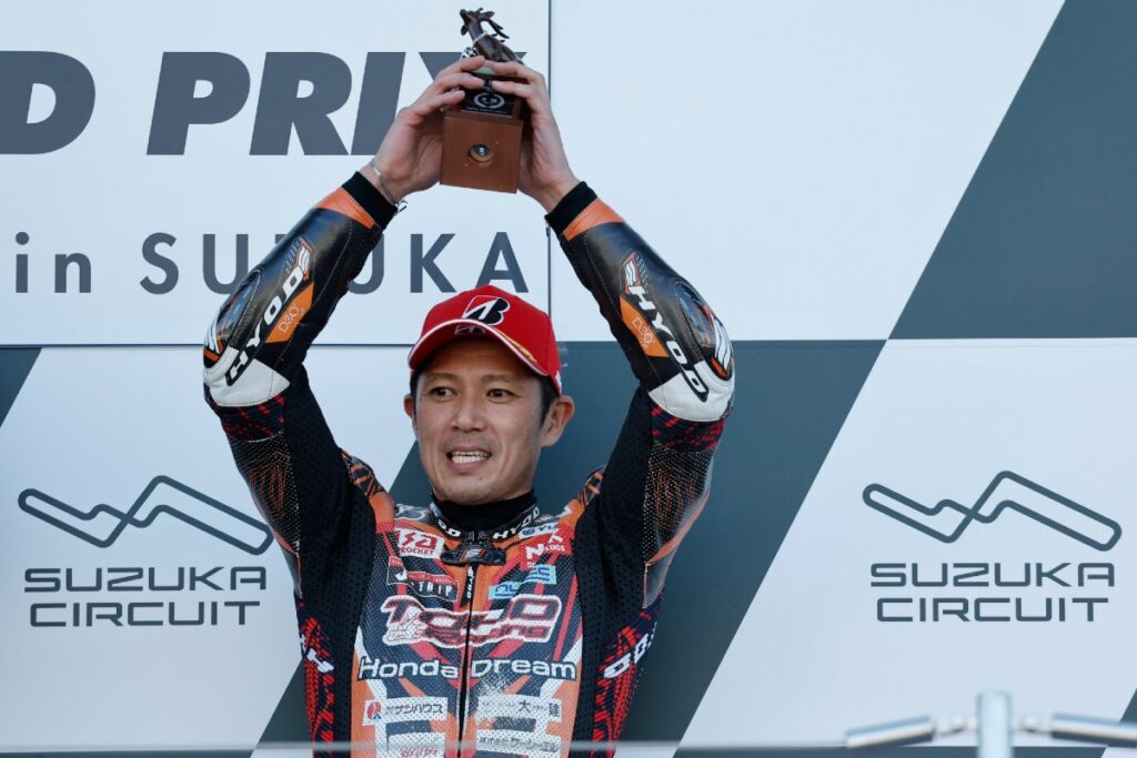 Eternal Ryuichi Kiyonari : ému sur le podium à Suzuka Eterno Ryuichi Kiyonari: commosso sale sul podio a Suzuka