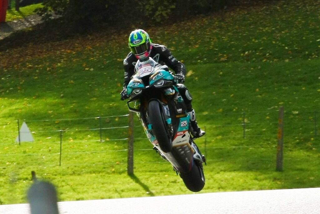 Menunggu British Superbike Brookes 2023 melakukan debut balapnya bersama BMW Aspettando il British Superbike 2023 Brookes debutta in gara con BMW