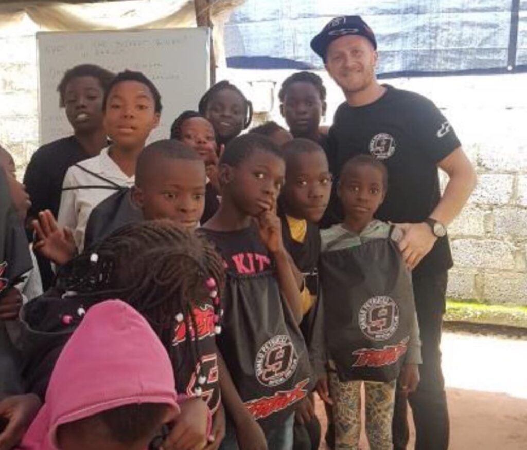 Danilo Petrucci en zijn fansclub bezorgen veel Afrikaanse kinderen een glimlach Danilo Petrucci