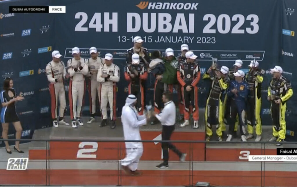 Valentino Rossi auf dem Podium bei den 24H Dubai Valentino Rossi, podio