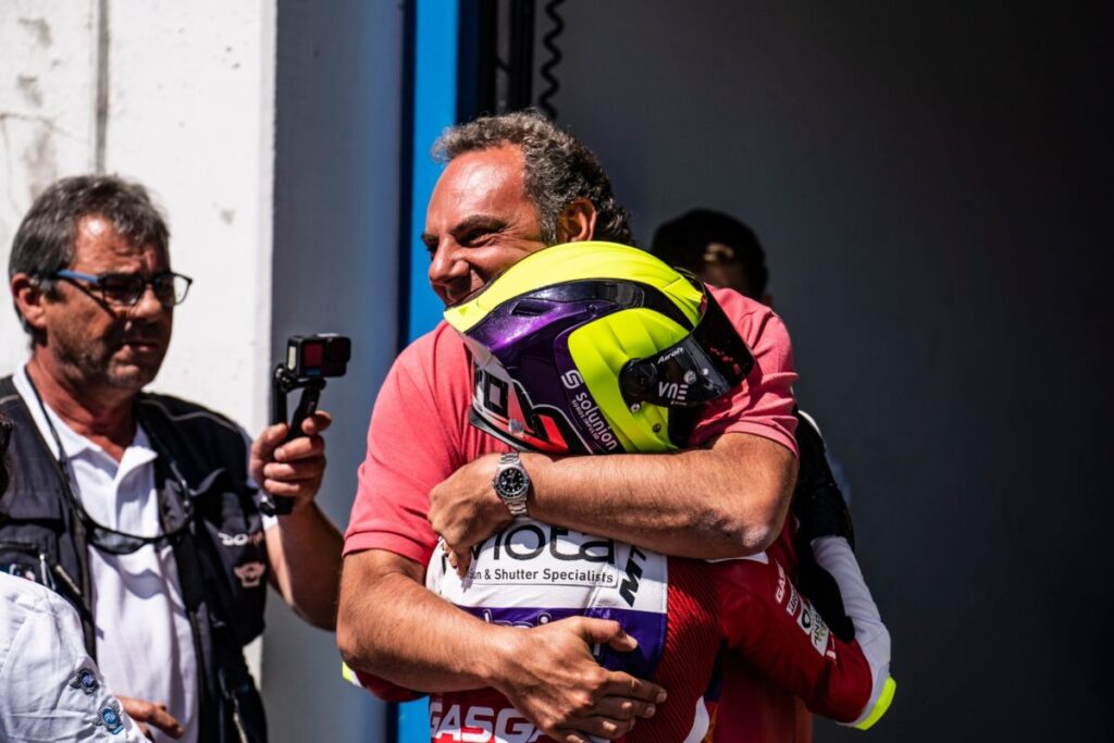 Abbraccio tra papà e figlio Boggio