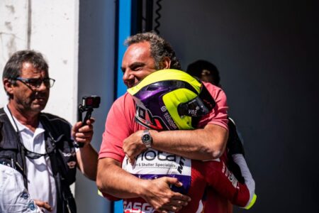 Abbraccio tra papà e figlio Boggio