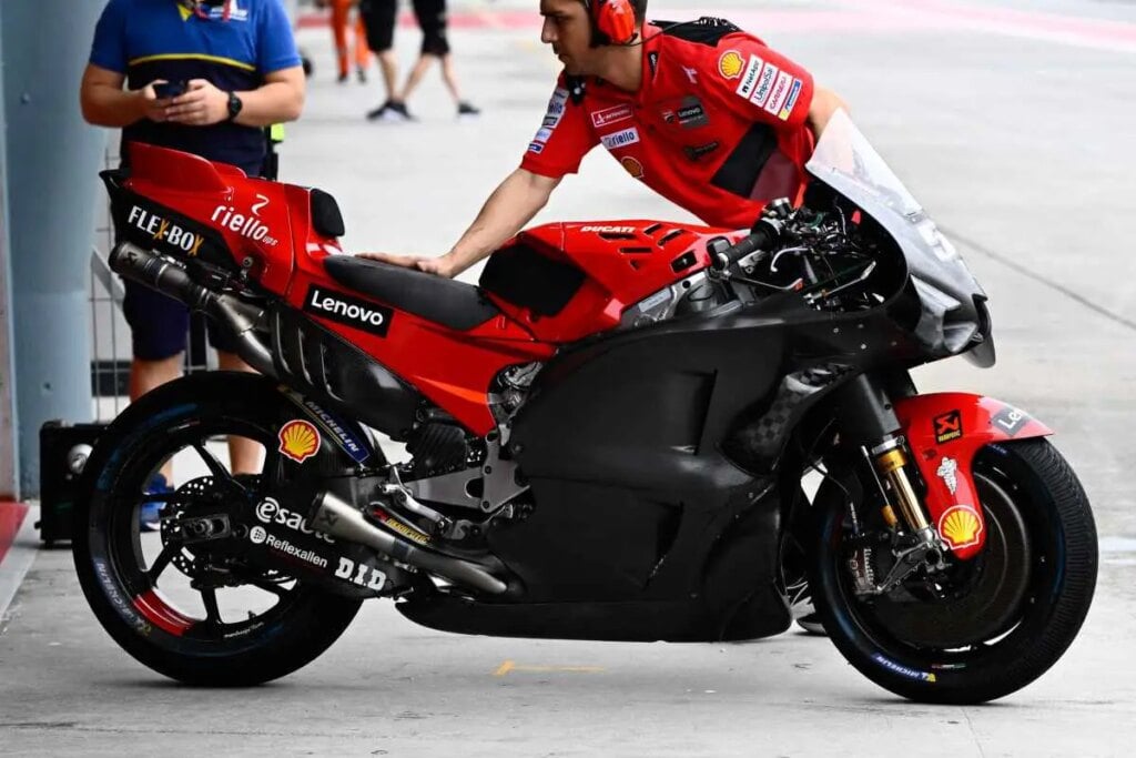 MotoGP, bras oscillants-boîte à air-diffuseurs : la Ducati Desmosedici GP23 en rayons X MotoGP, Ducati Desmosedici GP23