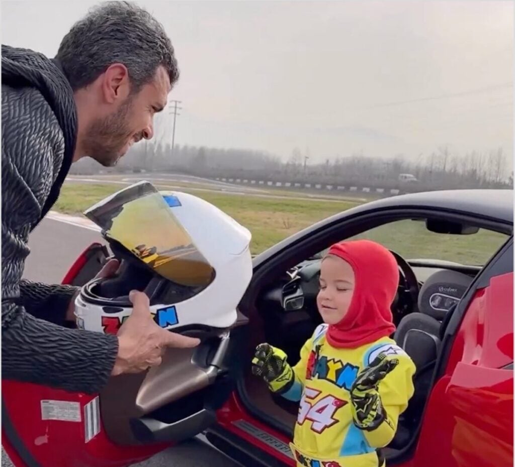 Zayn Sofuoglu liebt Geschwindigkeit wie Papa: mit 3 Jahren auf Ferrari – Video Zayn Sofuoglu, Ferrari